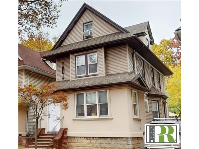  6 BR,  3.00 BTH &nbsp;Single family style home in Midwood