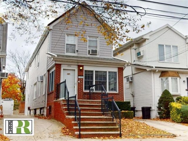  6 BR,  3.00 BTH &nbsp;Single family style home in Midwood