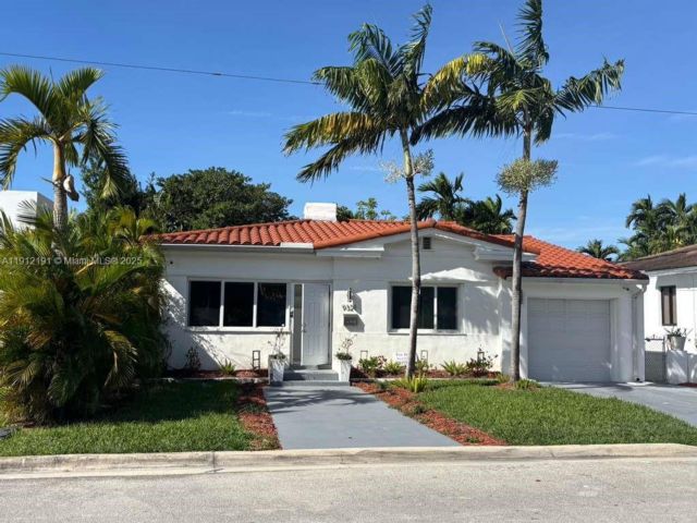  3 BR,  3.00 BTH &nbsp; style home in Surfside
