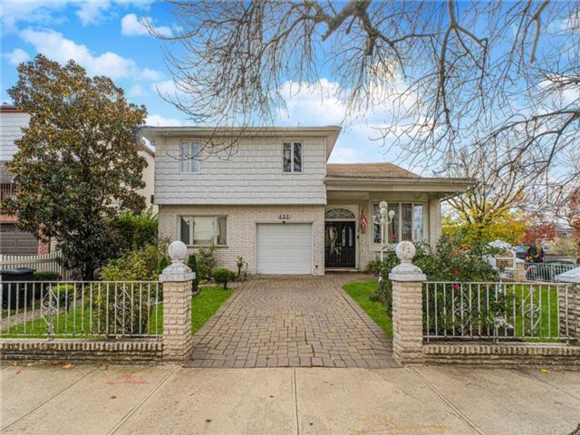  5 BR,  5.00 BTH &nbsp;Single family style home in Midland Beach