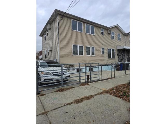 Studio,  5.00 BTH &nbsp;Multi-family style home in Canarsie