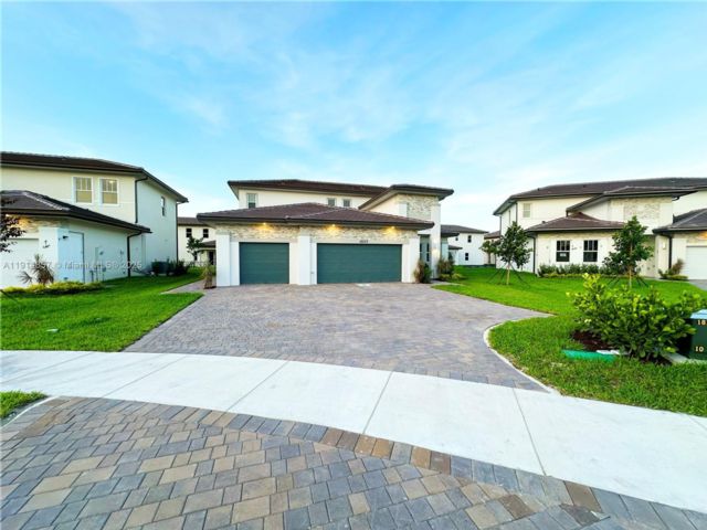  5 BR,  4.50 BTH &nbsp; style home in Davie