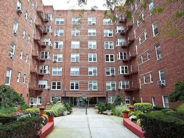  1 BR,  1.00 BTH &nbsp;Co-op style home in Bay Ridge