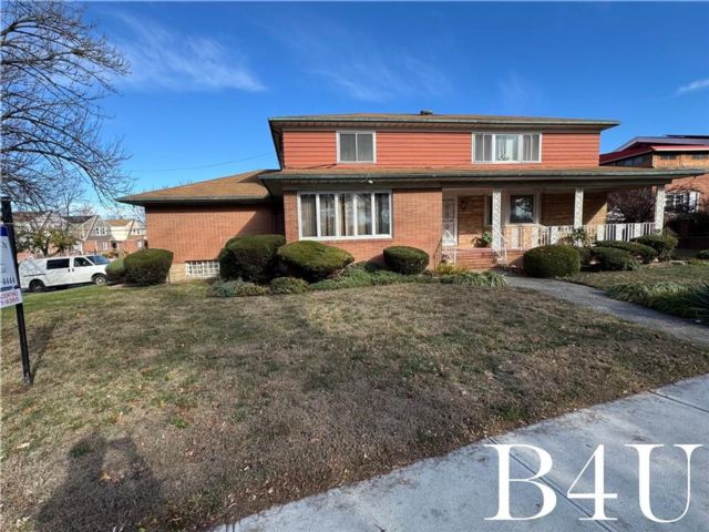  5 BR,  3.00 BTH &nbsp;Multi-family style home in South Ozone Park