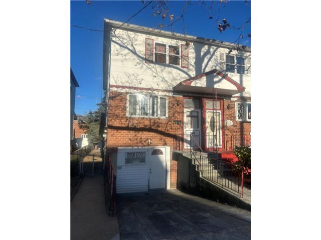  3 BR,  1.50 BTH &nbsp;Single family style home in Canarsie