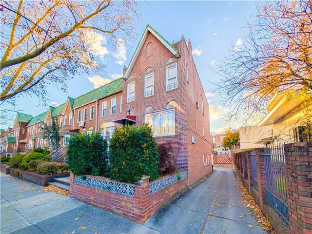  6 BR,  3.00 BTH &nbsp;Multi-family style home in Marine Park