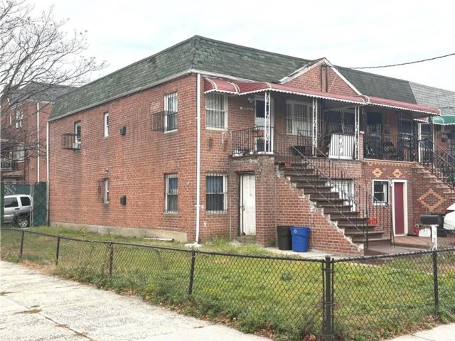  3 BR,  0.00 BTH &nbsp;Multi-family style home in Canarsie