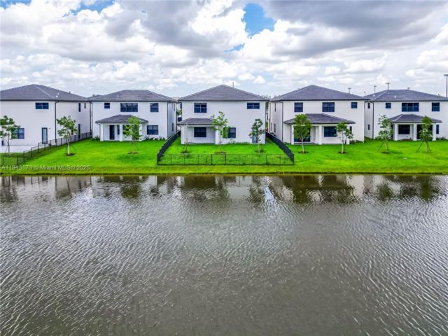  5 BR,  4.50 BTH &nbsp; style home in Miramar