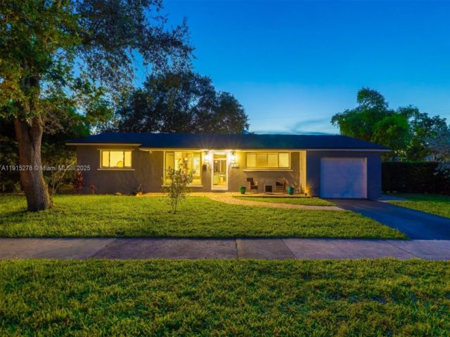  3 BR,  2.00 BTH &nbsp; style home in Hollywood