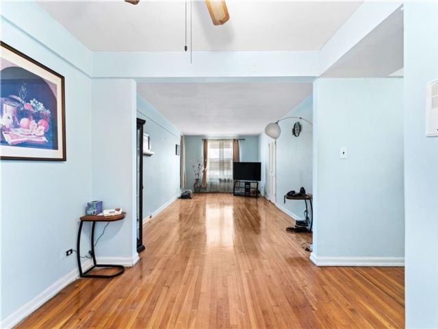  2 BR,  1.00 BTH &nbsp;Co-op style home in Midwood