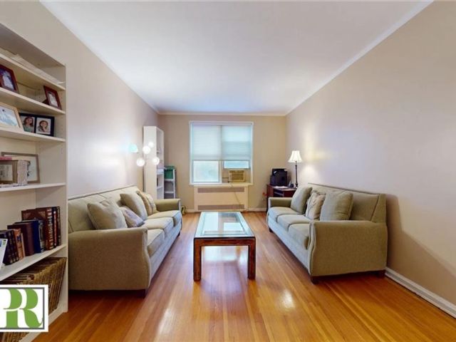  1 BR,  1.00 BTH &nbsp;Co-op style home in Midwood