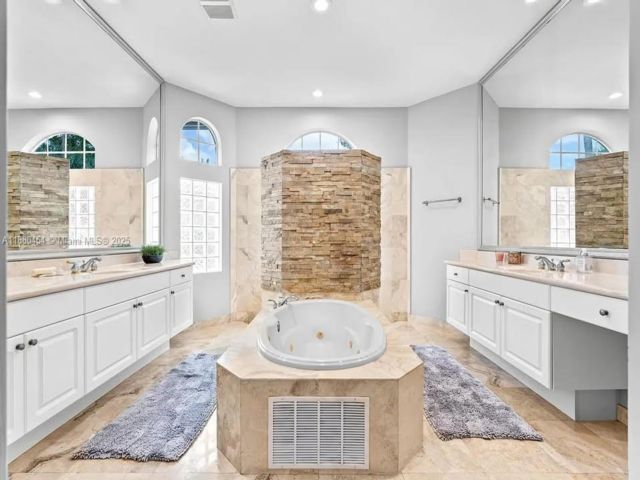  6 BR,  5.00 BTH &nbsp; style home in Coral Springs