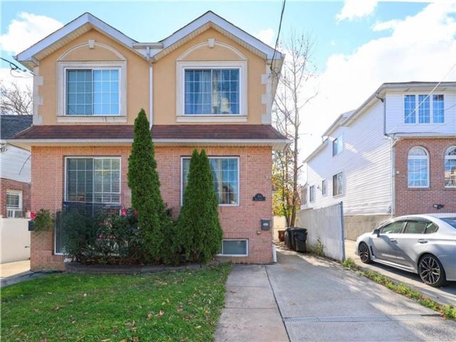  3 BR,  3.00 BTH &nbsp;Single family style home in Dongan Hills-colony