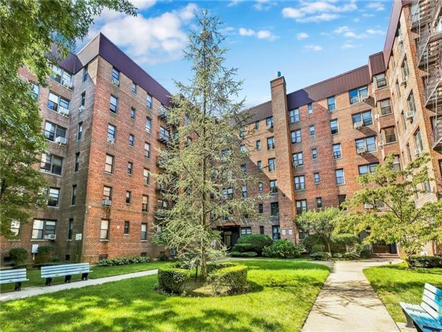  1 BR,  1.00 BTH &nbsp;Co-op style home in Marine Park