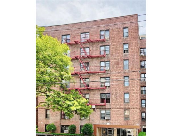  1 BR,  1.00 BTH &nbsp;Co-op style home in Gravesend