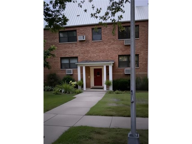  2 BR,  1.00 BTH &nbsp;Co-op style home in Lindenwood