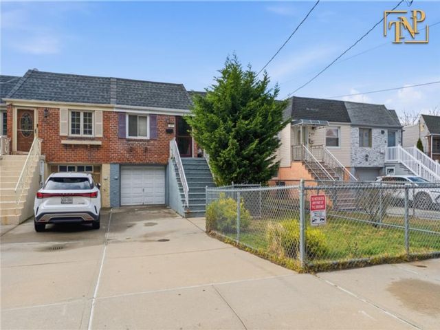  3 BR,  2.00 BTH &nbsp;Single family style home in Arverne