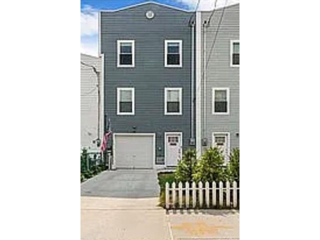  4 BR,  2.00 BTH &nbsp;Single family style home in Coney Island