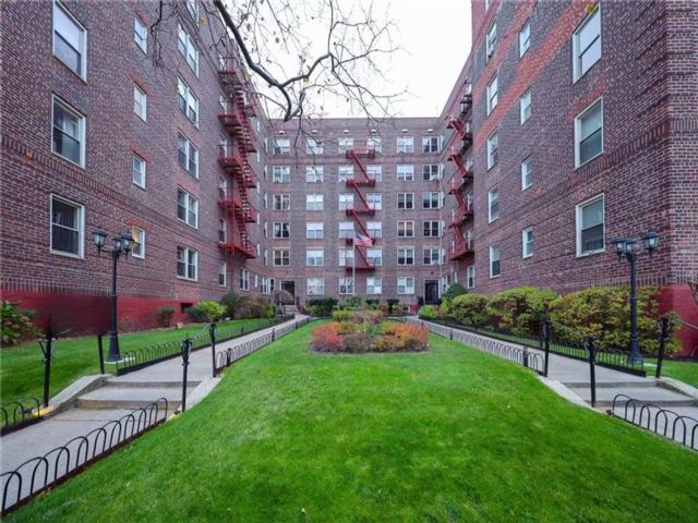  1 BR,  1.00 BTH &nbsp;Co-op style home in Bay Ridge
