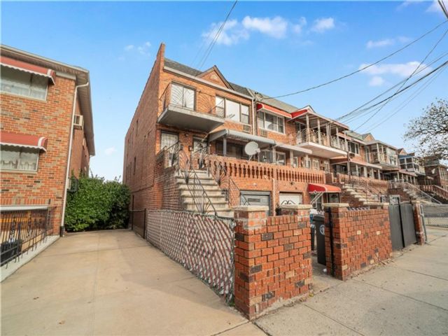  6 BR,  0.00 BTH &nbsp;Multi-family style home in Canarsie