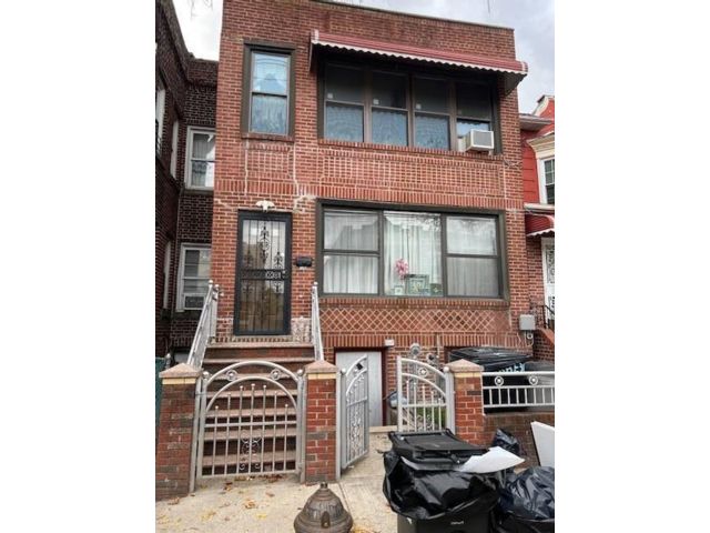  5 BR,  0.00 BTH &nbsp;Multi-family style home in Flatlands