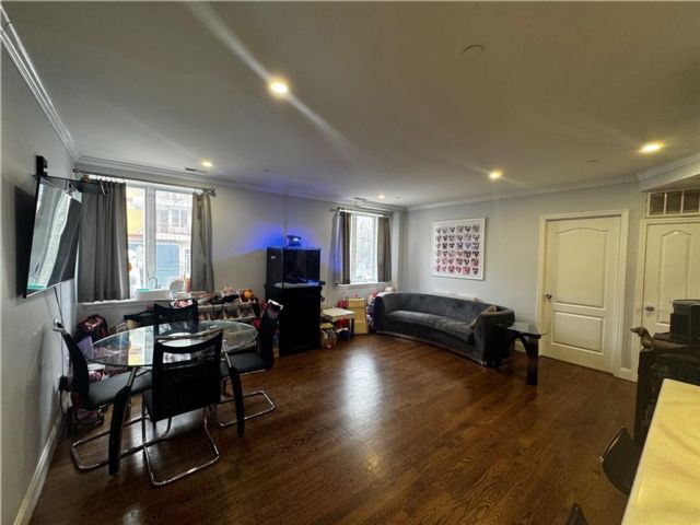  4 BR,  2.00 BTH &nbsp;Condominium style home in Midwood