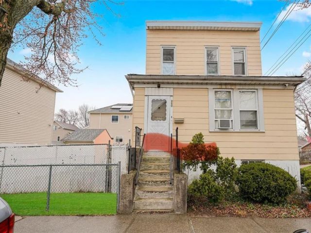  4 BR,  2.00 BTH &nbsp;Single family style home in Old Town