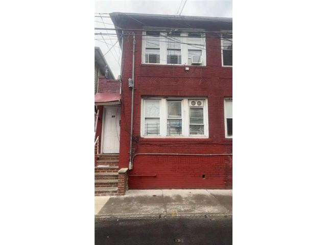  4 BR,  2.00 BTH &nbsp;Multi-family style home in Brighton Beach