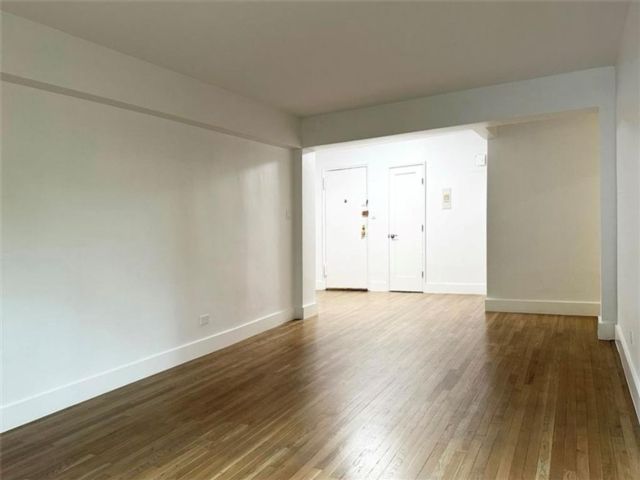  2 BR,  1.00 BTH &nbsp;Condominium style home in Bay Ridge