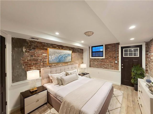  5 BR,  0.00 BTH &nbsp;Multi-family style home in Bushwick