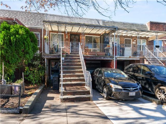  4 BR,  2.00 BTH &nbsp;Multi-family style home in Sheepshead Bay