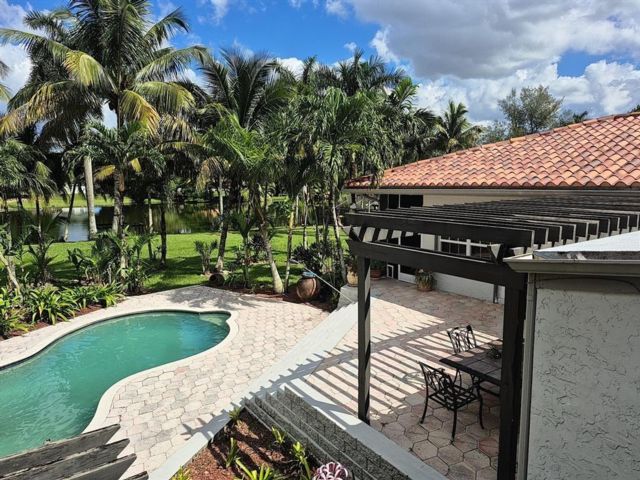  4 BR,  5.00 BTH &nbsp; style home in Cooper City