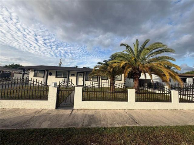  3 BR,  2.00 BTH &nbsp; style home in Miami