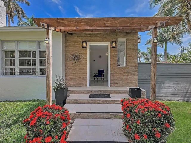  3 BR,  2.00 BTH &nbsp; style home in Hollywood