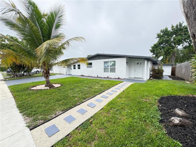  4 BR,  2.00 BTH &nbsp; style home in Davie