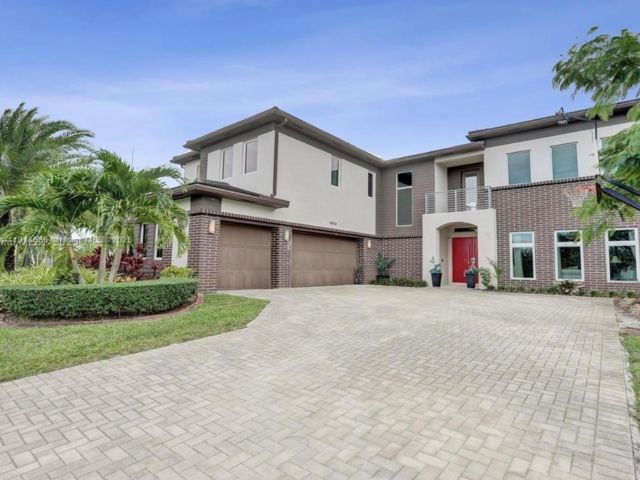 5 BR,  5.00 BTH &nbsp; style home in Davie