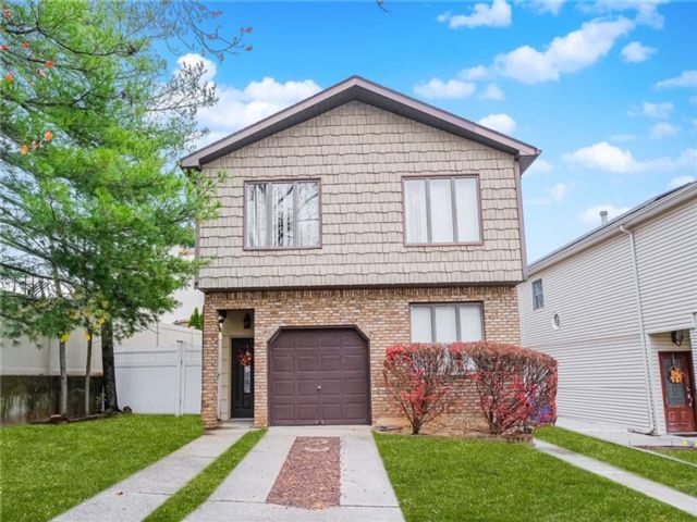  4 BR,  3.00 BTH &nbsp;Single family style home in Richmondtown