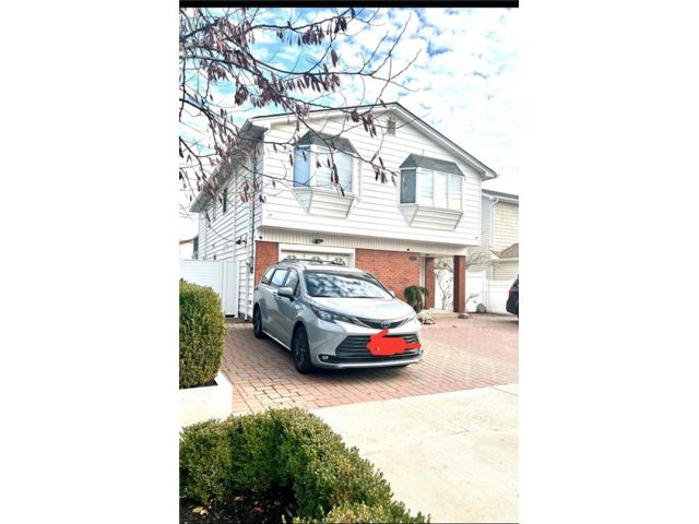  4 BR,  3.00 BTH &nbsp;Single family style home in Howard Beach