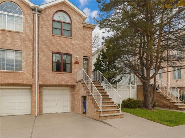  3 BR,  3.00 BTH &nbsp;Single family style home in Annadale