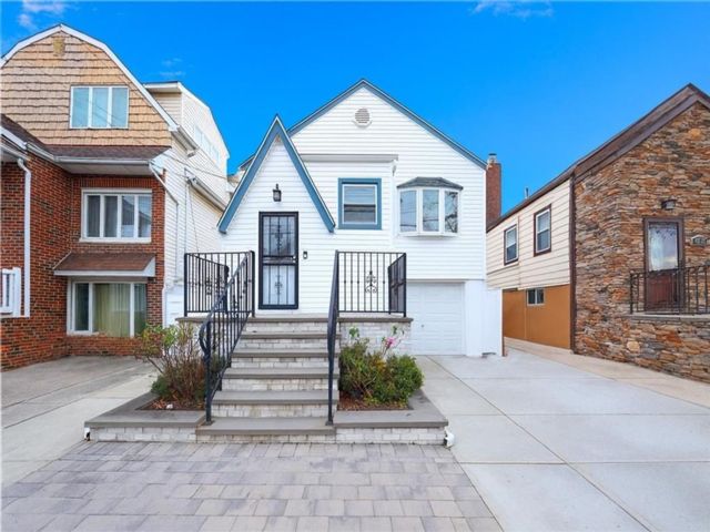  4 BR,  2.00 BTH &nbsp;Single family style home in Howard Beach