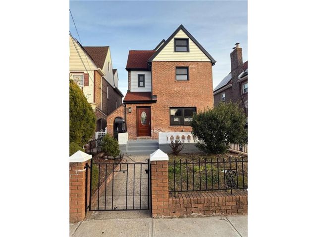  3 BR,  4.00 BTH &nbsp;Single family style home in Queens Village