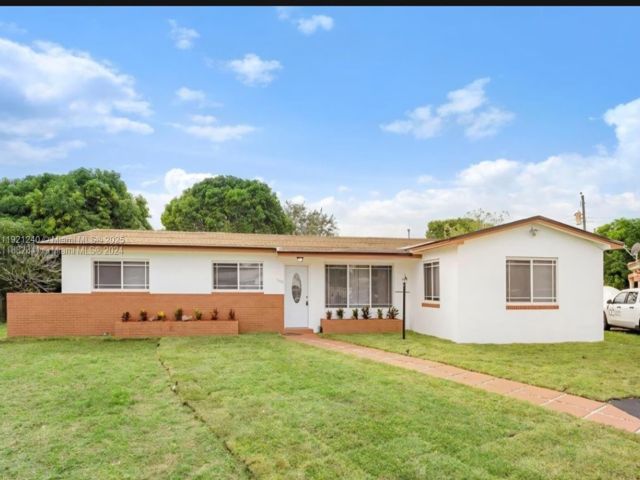  4 BR,  2.00 BTH &nbsp; style home in Pembroke Pines