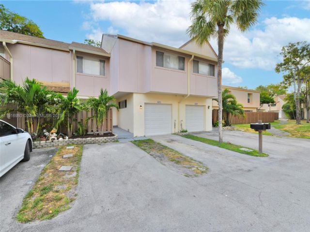  4 BR,  2.50 BTH &nbsp; style home in Plantation