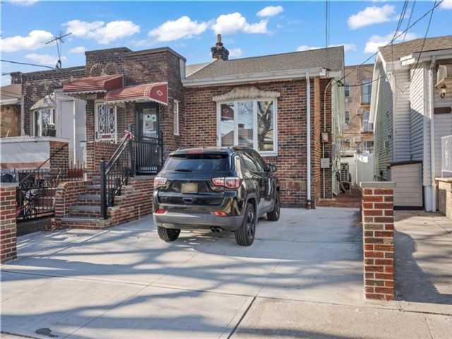  3 BR,  2.00 BTH &nbsp;Single family style home in Gravesend