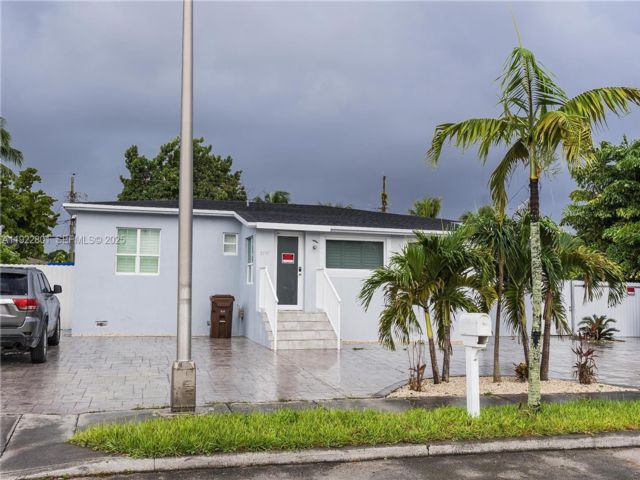  3 BR,  2.00 BTH &nbsp;Other style home in Hialeah