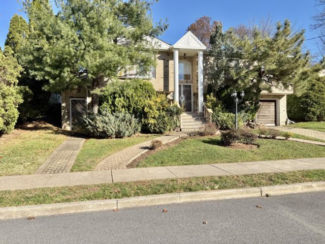  4 BR,  3.00 BTH &nbsp;Colonial style home in Grasmere