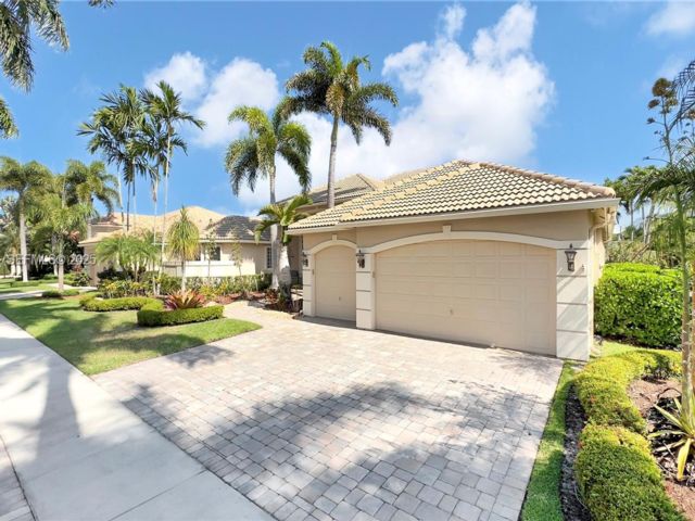  5 BR,  3.50 BTH &nbsp; style home in Weston