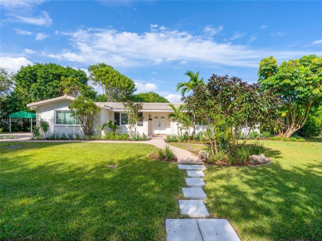  3 BR,  2.00 BTH &nbsp; style home in Pinecrest