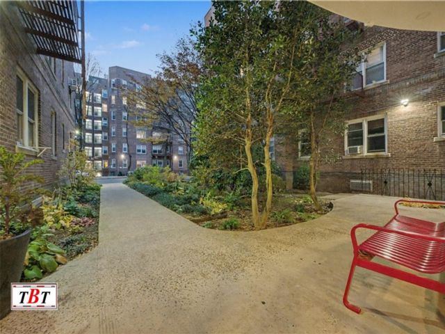  2 BR,  1.00 BTH &nbsp;Co-op style home in Midwood