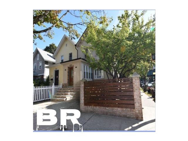  3 BR,  2.00 BTH &nbsp;Single family style home in Midwood
